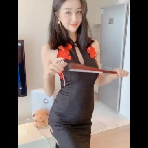 Another China lady wear qipao for you