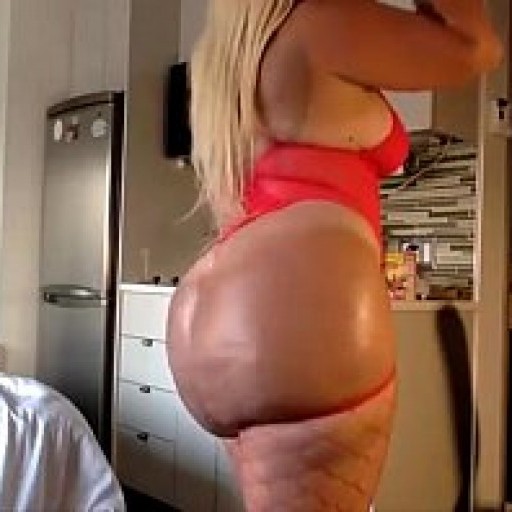 Blonde big ass showing off in webcam - coroasbundudas.com