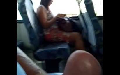 Punhetando no bus&atilde;o pra coroa mulata gostosa pt 01