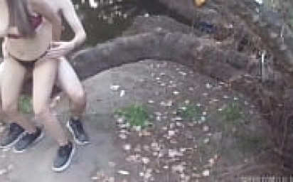 Bosque con su Madrastra teniendo sexo al aire libre. Mujer casada infiel se deja follar duro por su Hijastro